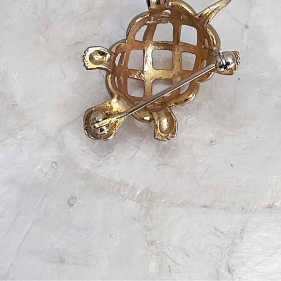 Napier Gold Tone Faux Pink Ruby Eye Mini Turtle Brooch 1 3/8” - Picture 7 of 12